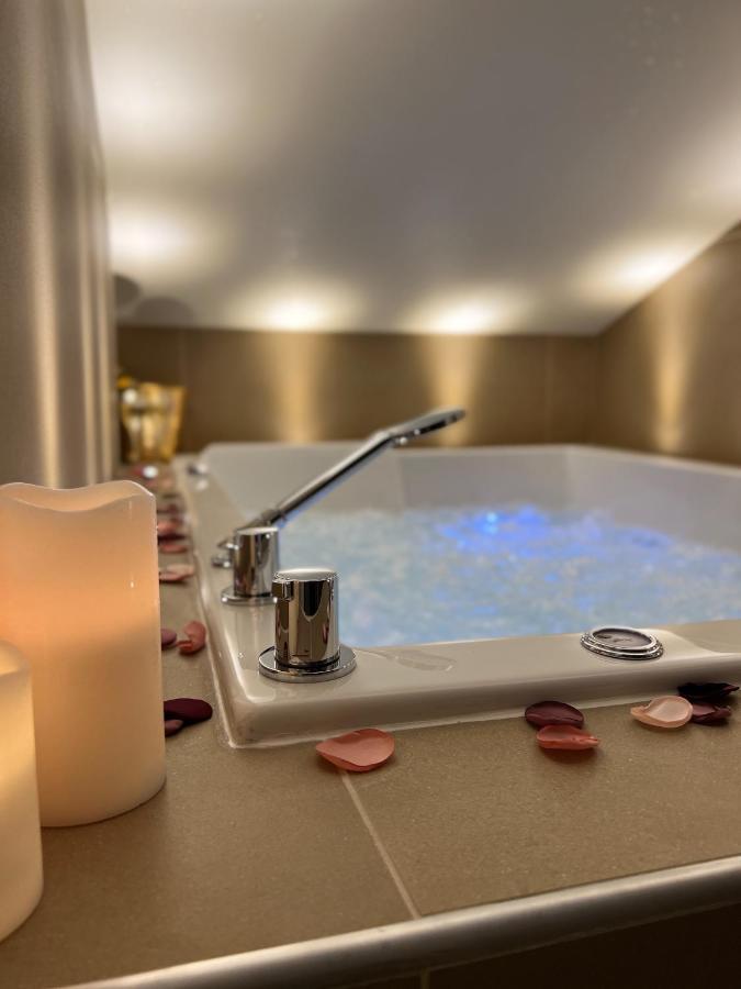 Cocon Blanc Calin Avec Jacuzzi Privatif - Loveroom Insolite Saint-Etienne  Kültér fotó