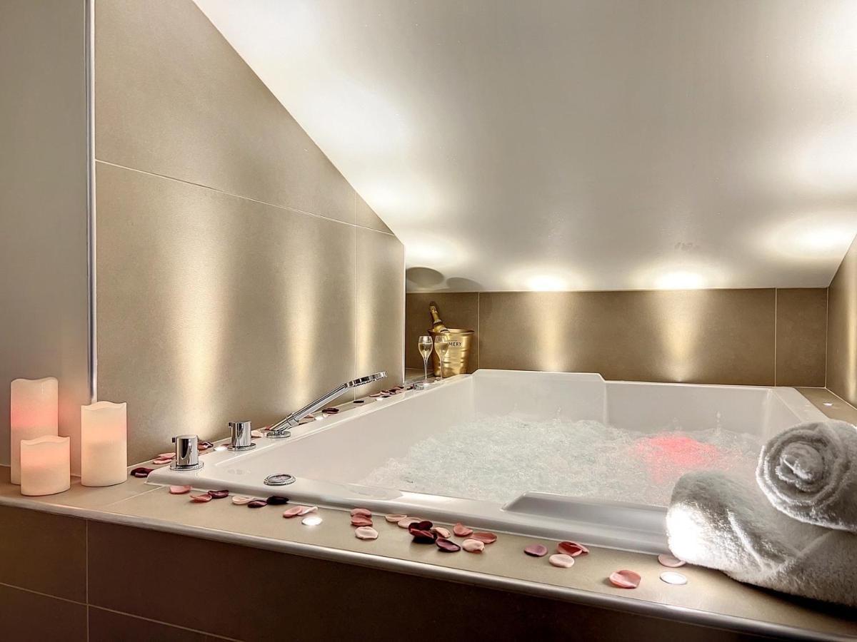 Cocon Blanc Calin Avec Jacuzzi Privatif - Loveroom Insolite Saint-Etienne  Kültér fotó